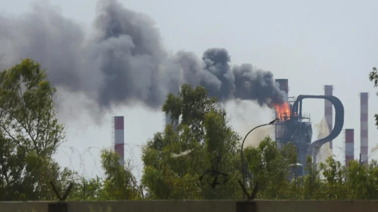 How did Iran export more oil in 2025 while earning far less from it