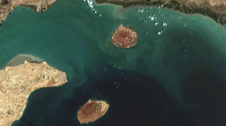 Iran Strikes US Bases in Region After US Attacks Larak Island