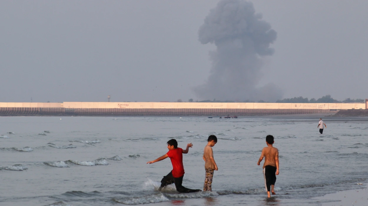 US-Iran Truce Collapses After Renewed Strikes and Naval Blockade