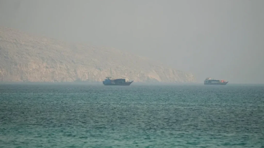US–Iran War Over Strait of Hormuz Civilian Toll and Gulf Strikes
