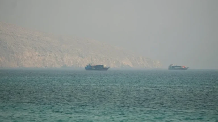 US–Iran War Over Strait of Hormuz Civilian Toll and Gulf Strikes